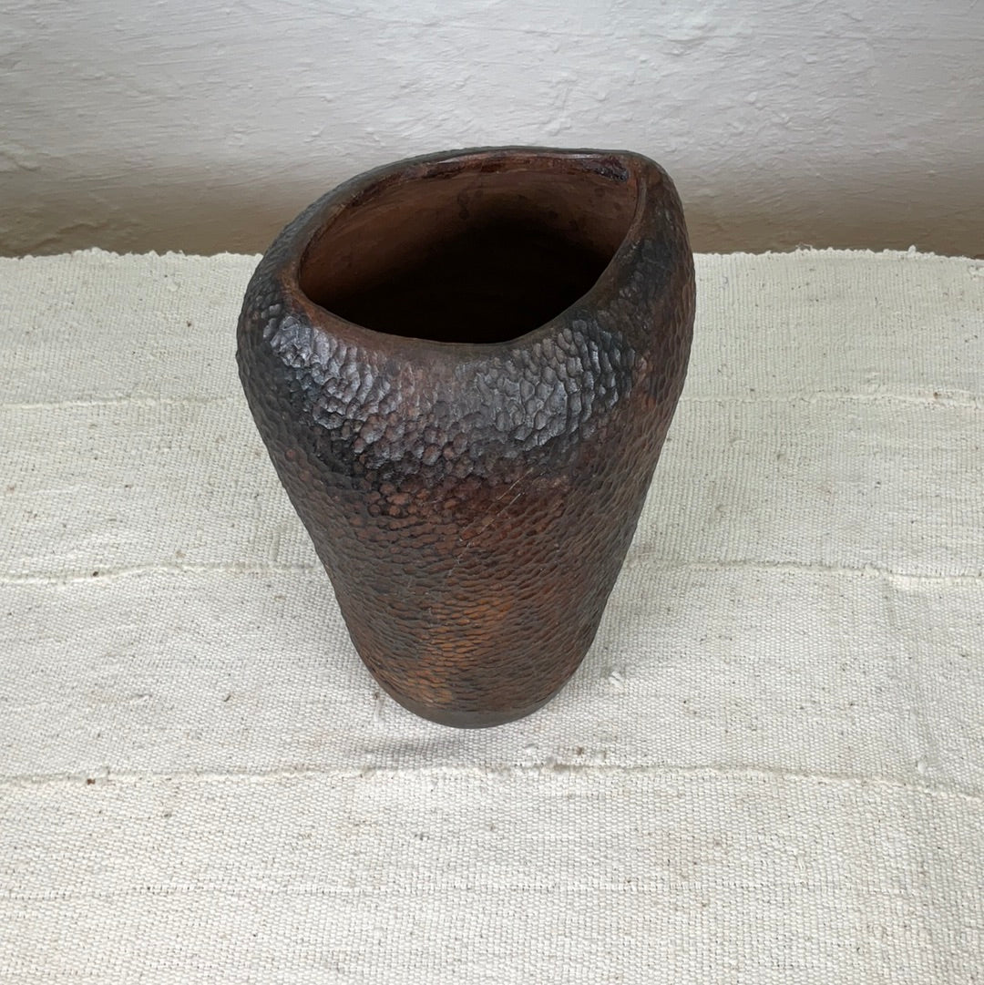 Vase Model A brushed #02DESCRIPTION
This is a ceramic vase that is handmade and baked in a traditional wood fired oven by a wonderful family of artisans in a small village in a small villagVase ModelIneza African Interior Art