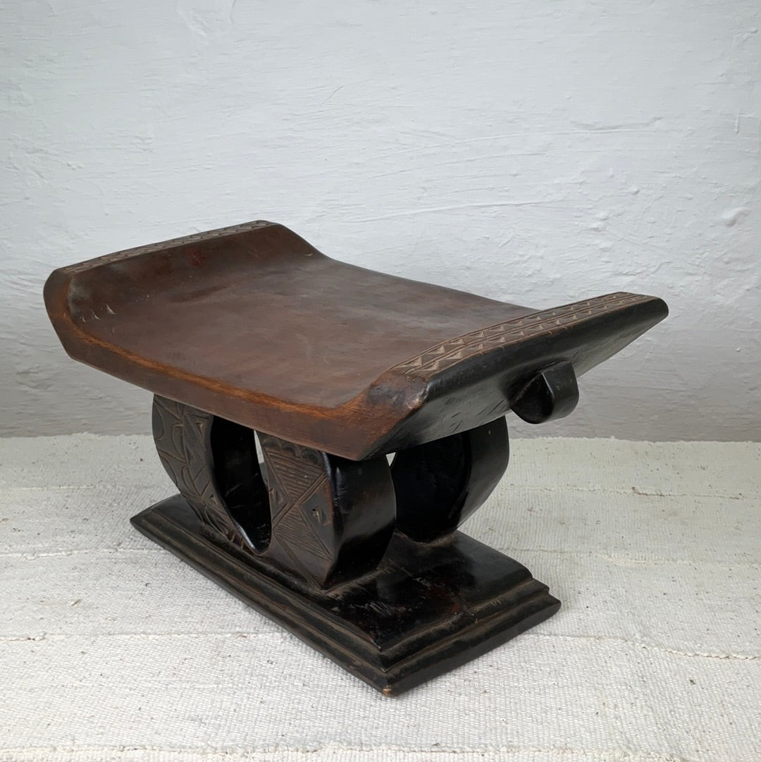 Ashanti stool #03 | GHANADESCRIPTION
This exquisit vintage Akan or Ashanti chair comes from Ghana and is made from wood and has beautiful tribal carvings.
DIMENSIONS
Height
23 cm
WiAfrican StoolsAshanti stool #03Ineza African Interior Art