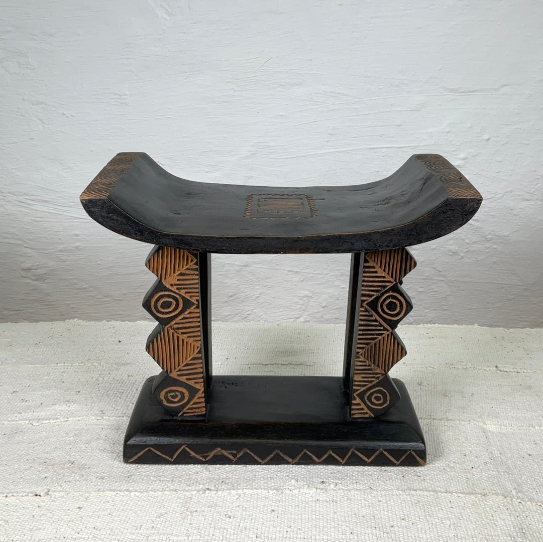 Ashanti stool #01 | GHANADESCRIPTION
This Akan or Ashanti stool comes from Ghana and is made from wood and has beautiful tribal carvings. 

DIMENSIONS




 Height
26 cm


Width
32 cm




SHIAfrican StoolsAshanti stool #01Ineza African Interior Art