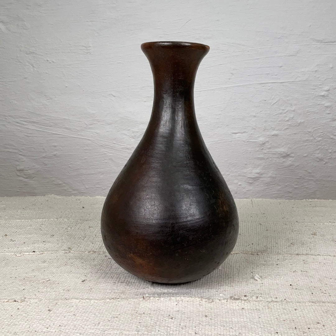 Vase model B Katiola #01 | IVORY COASTDESCRIPTION
This is a ceramic vase that is handmade and baked in a traditional wood fired oven in a small village in a small village in Ivory Coast.
 

COUNTRY OF ORVase modelIneza African Interior Art