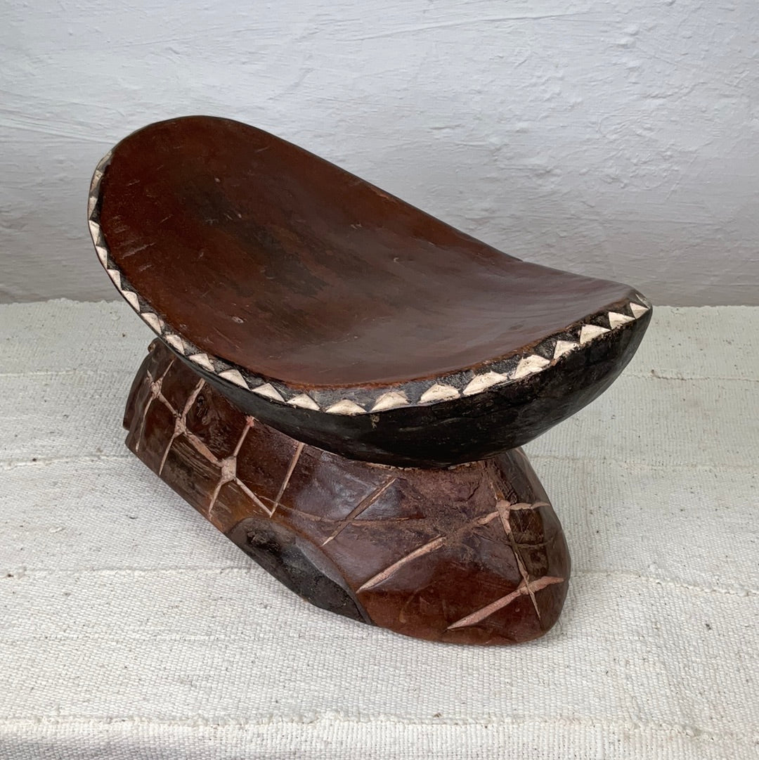 Turtle stool #02 | IVORY COASTDESCRIPTION
This Turtle stool #02 originates from Ivory Coast and is crafted from solid wood, featuring ornate tribal carvings.

DIMENSIONS




 Height
23 cm


WidthTurtle stool #02Ineza African Interior Art