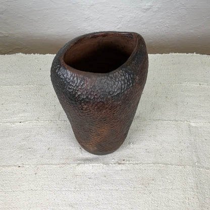 Vase Model A brushed #02DESCRIPTION
This is a ceramic vase that is handmade and baked in a traditional wood fired oven by a wonderful family of artisans in a small village in a small villagVase ModelIneza African Interior Art