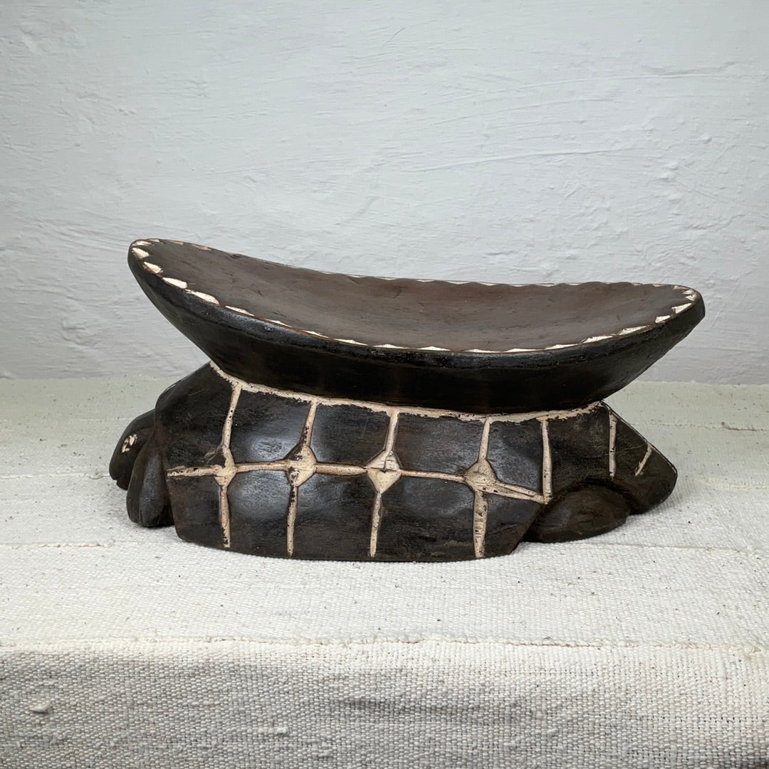 Turtle stool #01 | IVORY COASTDESCRIPTION
This original Turtle stool comes from Ivory Coast and is made from solid wood and has beautiful tribal carvings. 

DIMENSIONS




 Height
18,5 cm


WidthTurtle stool #01Ineza African Interior Art