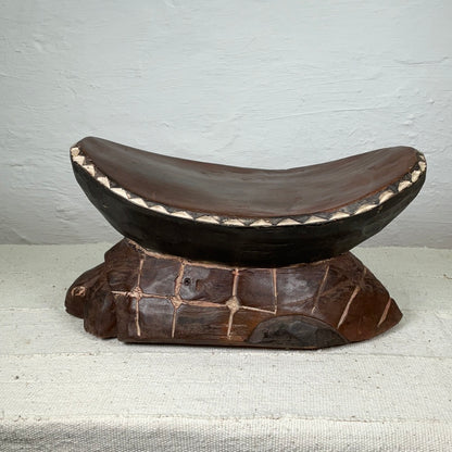 Turtle stool #02 | IVORY COASTDESCRIPTION
This Turtle stool #02 originates from Ivory Coast and is crafted from solid wood, featuring ornate tribal carvings.

DIMENSIONS




 Height
23 cm


WidthTurtle stool #02Ineza African Interior Art