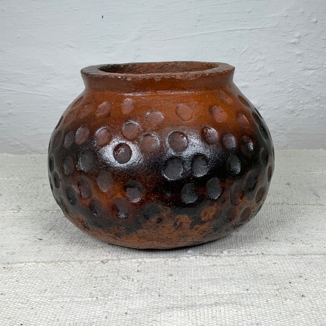 Vase model C dotted #02 | IVORY COASTDESCRIPTION
This is a ceramic vase that is handmade and baked in a traditional wood fired oven by a wonderful family of artisans in Ivory Coast.
 

COUNTRY OF ORIGINVase modelIneza African Interior Art