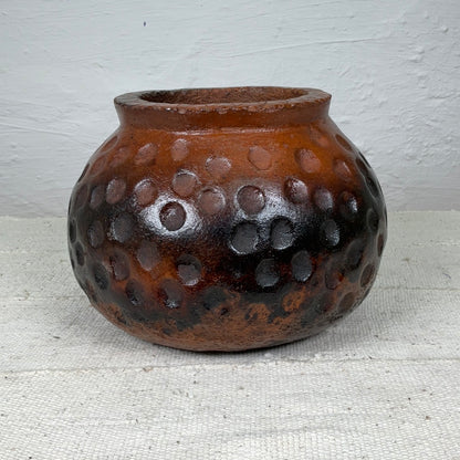 Vase model C dotted #02 | IVORY COASTDESCRIPTION
This is a ceramic vase that is handmade and baked in a traditional wood fired oven by a wonderful family of artisans in Ivory Coast.
 

COUNTRY OF ORIGINVase modelIneza African Interior Art