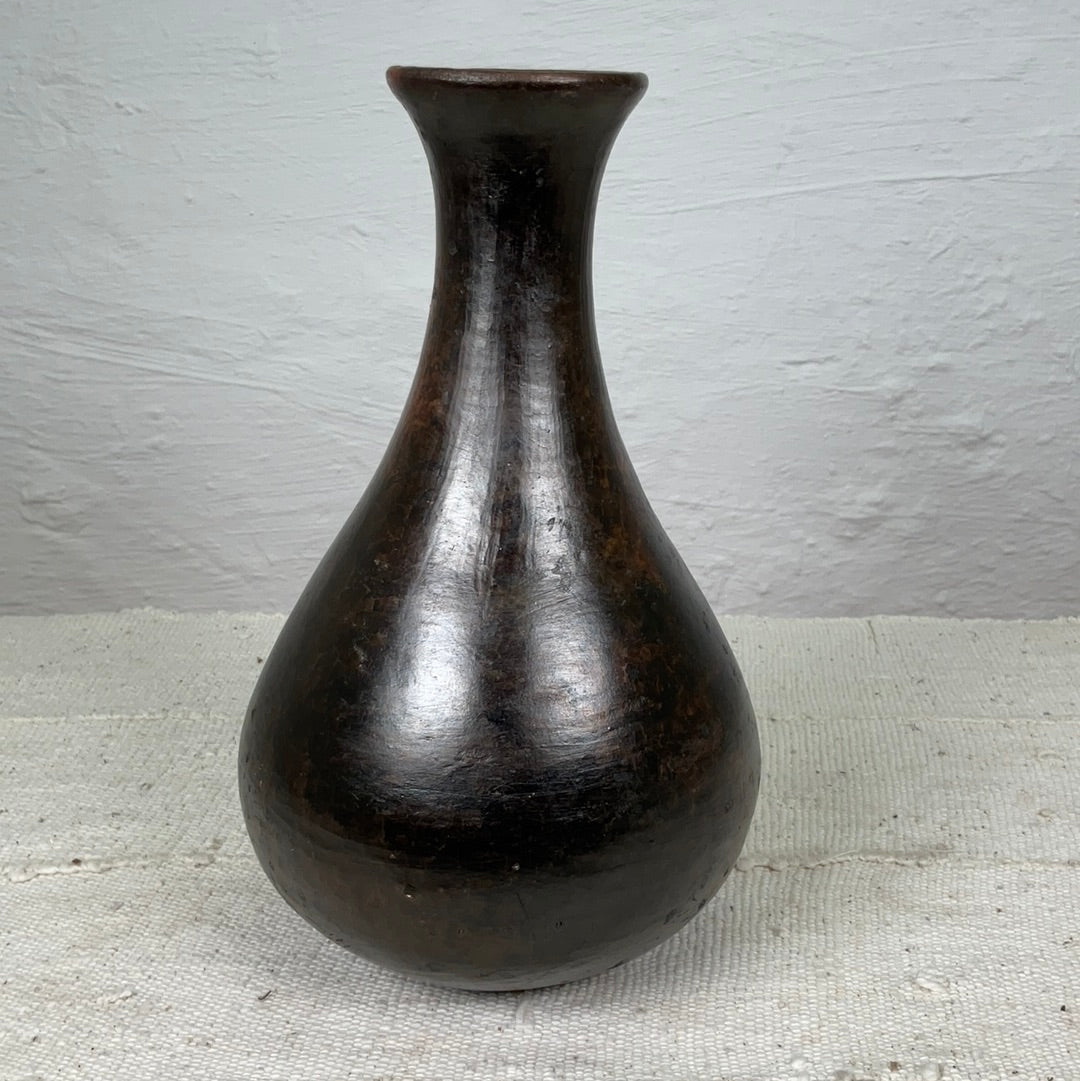 Vase model B Katiola #02 | IVORY COASTDESCRIPTION
This is a ceramic vase that is handmade and baked in a traditional wood fired oven in a small village in a small village in Ivory Coast.
 

COUNTRY OF ORVase modelIneza African Interior Art