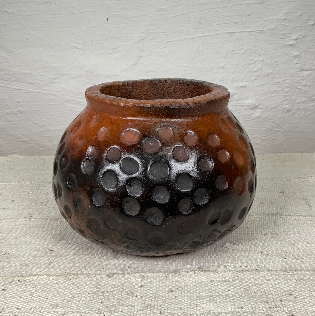 Vase model C dotted #02 | IVORY COASTDESCRIPTION
This is a ceramic vase that is handmade and baked in a traditional wood fired oven by a wonderful family of artisans in Ivory Coast.
 

COUNTRY OF ORIGINVase modelIneza African Interior Art