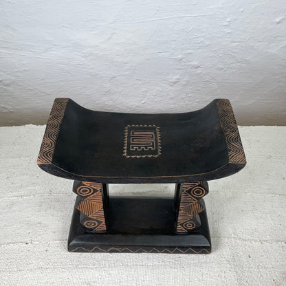 Ashanti stool #01 | GHANADESCRIPTION
This Akan or Ashanti stool comes from Ghana and is made from wood and has beautiful tribal carvings. 

DIMENSIONS




 Height
26 cm


Width
32 cm




SHIAfrican StoolsAshanti stool #01Ineza African Interior Art