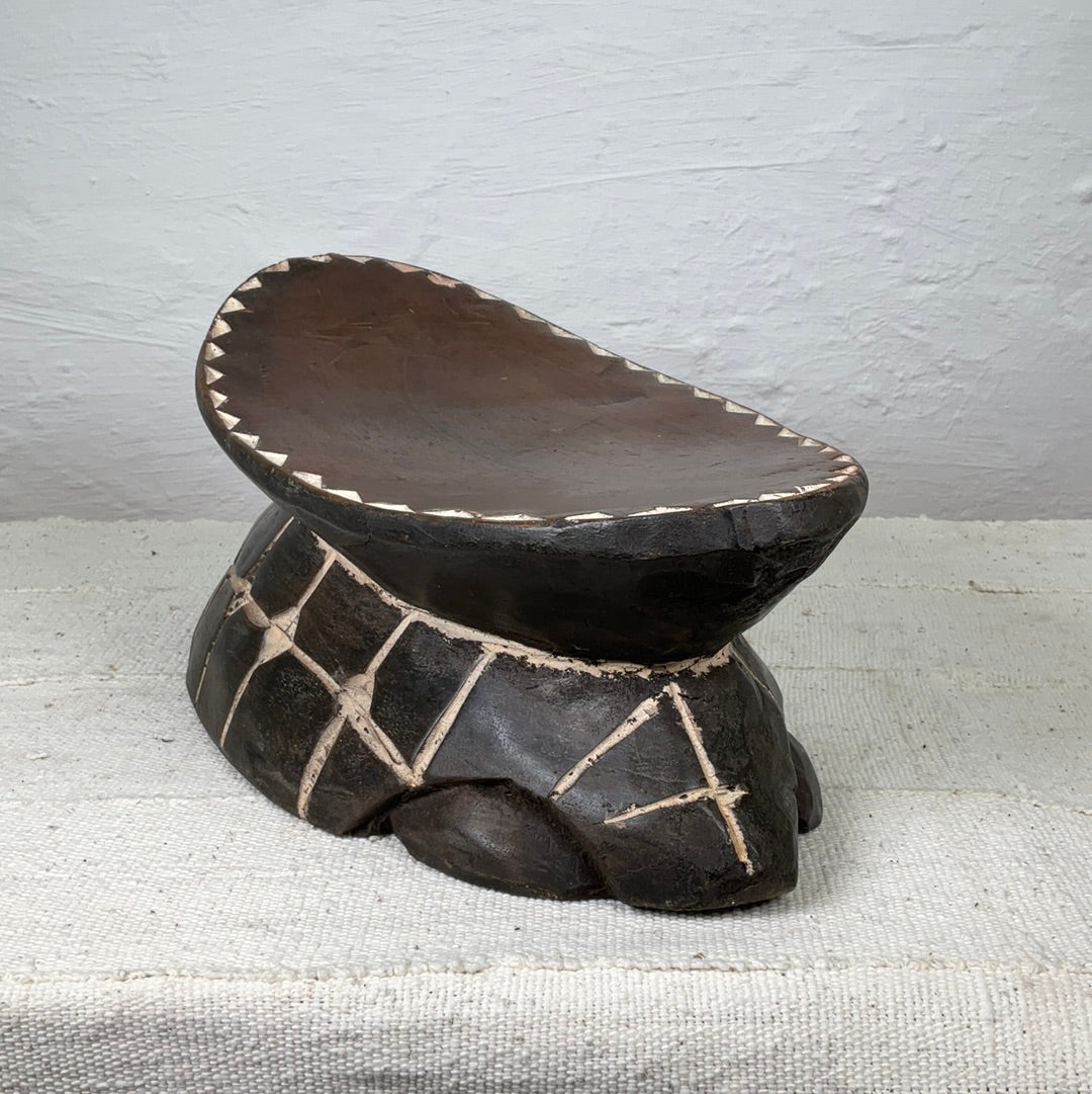 Turtle stool #01 | IVORY COASTDESCRIPTION
This original Turtle stool comes from Ivory Coast and is made from solid wood and has beautiful tribal carvings. 

DIMENSIONS




 Height
18,5 cm


WidthTurtle stool #01Ineza African Interior Art