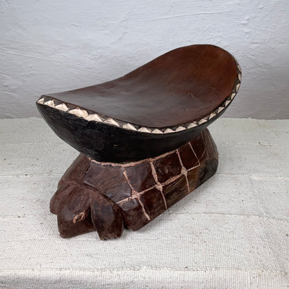 Turtle stool #02 | IVORY COASTDESCRIPTION
This Turtle stool #02 originates from Ivory Coast and is crafted from solid wood, featuring ornate tribal carvings.

DIMENSIONS




 Height
23 cm


WidthTurtle stool #02Ineza African Interior Art