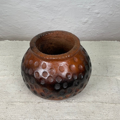 Vase model C dotted #02 | IVORY COASTDESCRIPTION
This is a ceramic vase that is handmade and baked in a traditional wood fired oven by a wonderful family of artisans in Ivory Coast.
 

COUNTRY OF ORIGINVase modelIneza African Interior Art