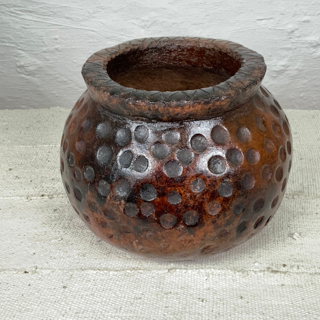 Vase model C dotted #01 | IVORY COASTDESCRIPTION
This is a ceramic vase that is handmade and baked in a traditional wood fired oven by a wonderful family of artisans in Ivory Coast.
 

COUNTRY OF ORIGINVase modelIneza African Interior Art