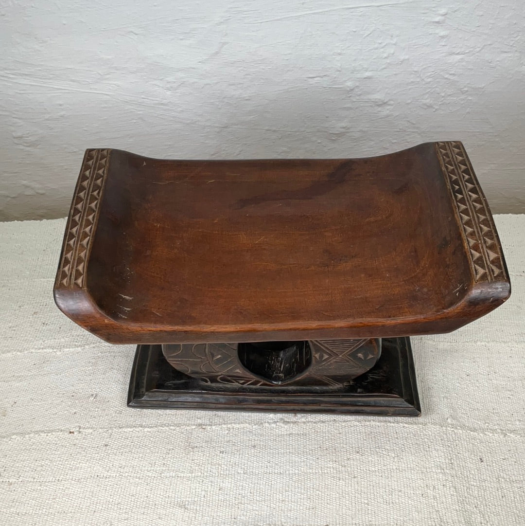 Ashanti stool #03 | GHANADESCRIPTION
This exquisit vintage Akan or Ashanti chair comes from Ghana and is made from wood and has beautiful tribal carvings. 

DIMENSIONS




 Height
23 cm


WiAfrican StoolsAshanti stool #03Ineza African Interior Art