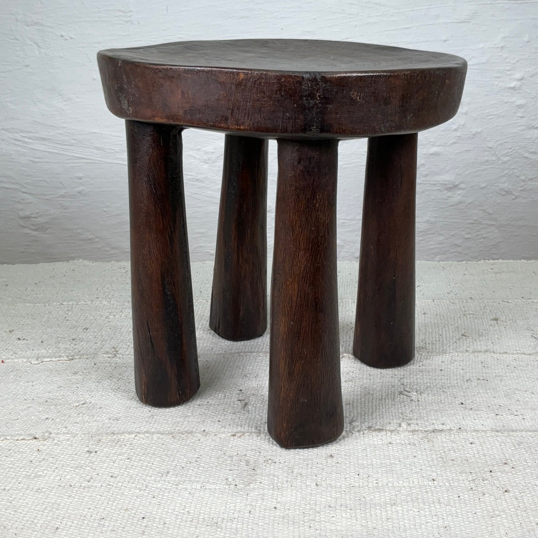 Lobi stool #02 | BURKINA FASSODESCRIPTION
This vintage Lobi stool is skilfully crafted from a singular piece of lumber by the Lobi people. This versatile piece works as both a stool and side tablLobi stool #02Ineza African Interior Art